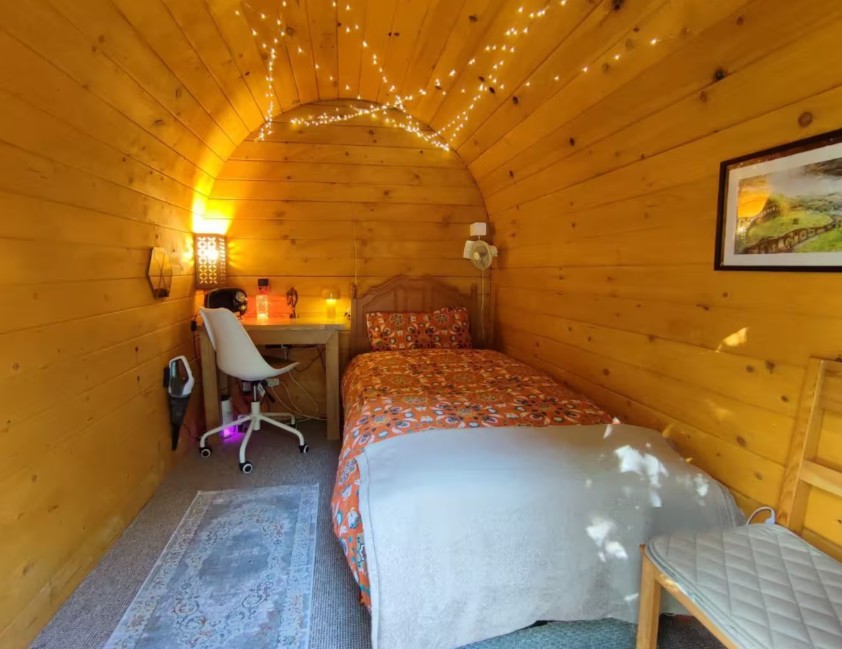 intérieur chalereux d'un abris de jardin aménagé en airbnb